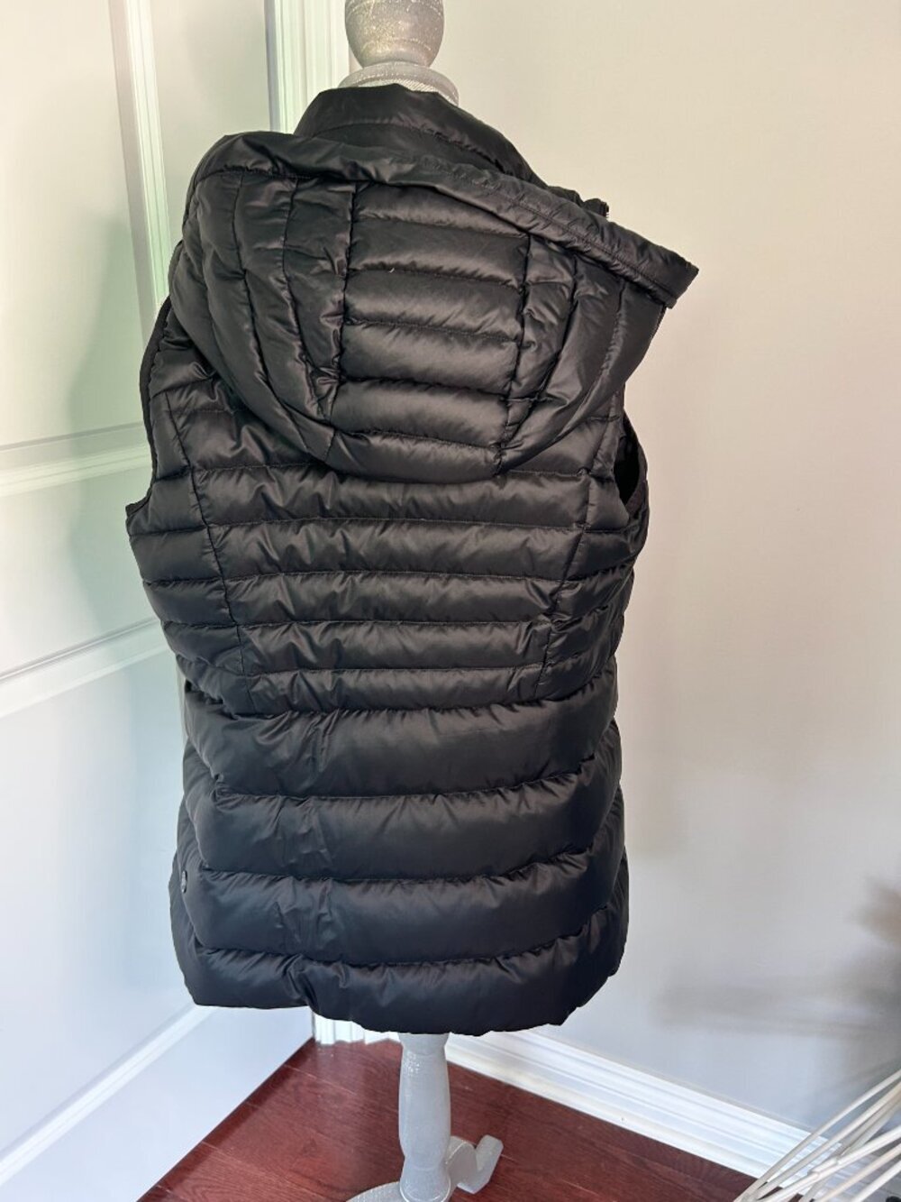Women's Black Lululemon "Down for it all" Vest w removeable hood Size 8 EUC - Picture 3 of 3